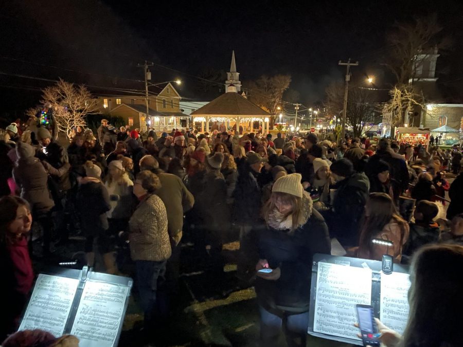 The+crowd+of+Christmas-hungry+people+eagerly+wait+for+the+tree+lighting+to+begin+on+Friday+night+in+Bethlehem.+This+event+is+very+special+to+the+community+and+the+kickoff+to+Christmas+in+Region+14.+Photo