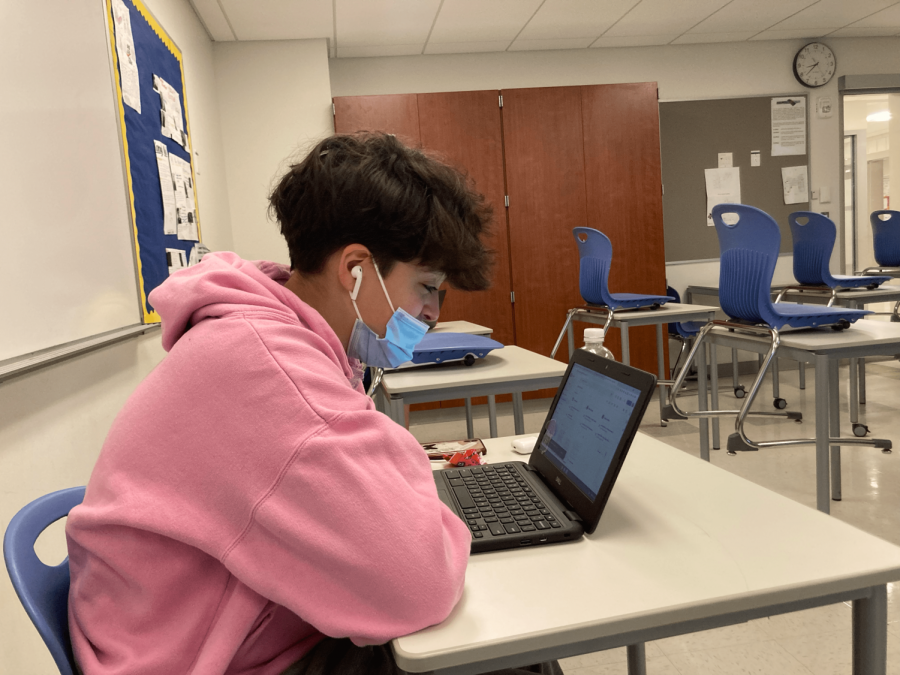 Nonnewaug+sophomore+Izzy+DiNunzio+uses+a+Chromebook+during+class.+Woodbury+Middle+School+eighth-graders+say+that+much+of+their+screen+time+increase+over+the+past+couple+of+years+is+due+to+increased+work+on+Chromebooks.