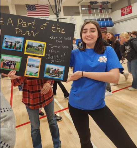 Samantha Kostka promotes the Class of 2025 Class Council at the Club Fair on Sept. 28.