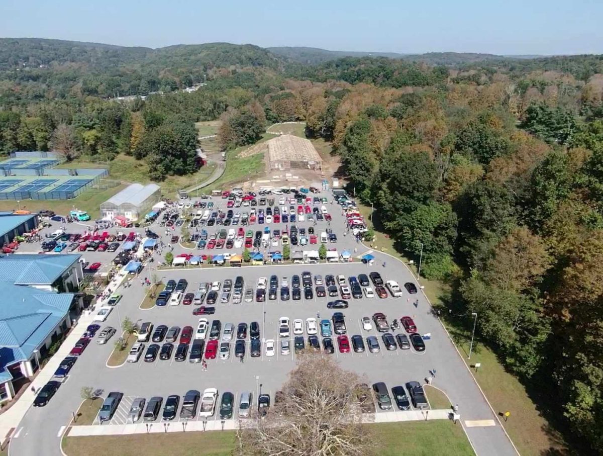 The+parking+lot+is+filled+Oct.+1+during+the+Woodbury+FFA+Alumnis+inaugural+Kickin+Country+Car+Show.+More+than+210+vehicles+participated.