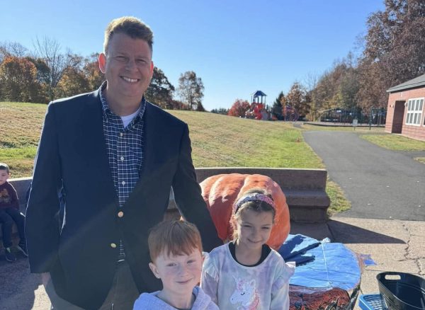 Region 14 superintendent Brian Murphy poses with Bethlehem Elementary students on their Pumpkin Day. During Murphy's tenure as Region 14 superintendent he's reliably always present no matter the occasion. (Courtesy of the Bethlehem Elementary School PTO)