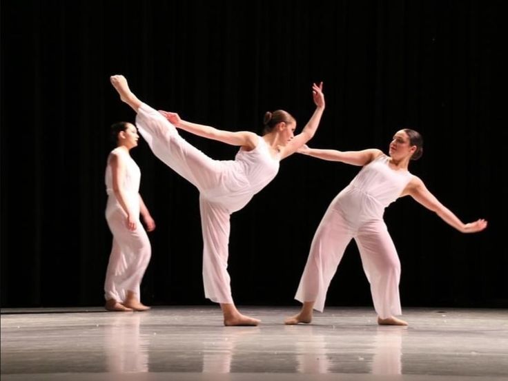 Katie Savulak and Sofia Daddona of Main Street Ballet perform in Dreamscape, a new contemporary ballet choreographed by Cristin Gordon. (Courtesy of Sylvia Davidowitz)