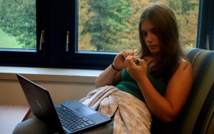 Freshman Taylor Carella diverts her focus from her schoolwork, a common form of procrastination. With the end of Quarter 1 approaching next week, students who struggle with procrastination may encounter additional challenges. 