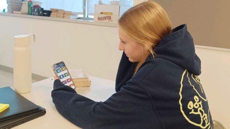 Freshman Hope Davis looks at her straight A grades on Powerschool. Davis prioritizes school, earning her the grades she has. 
